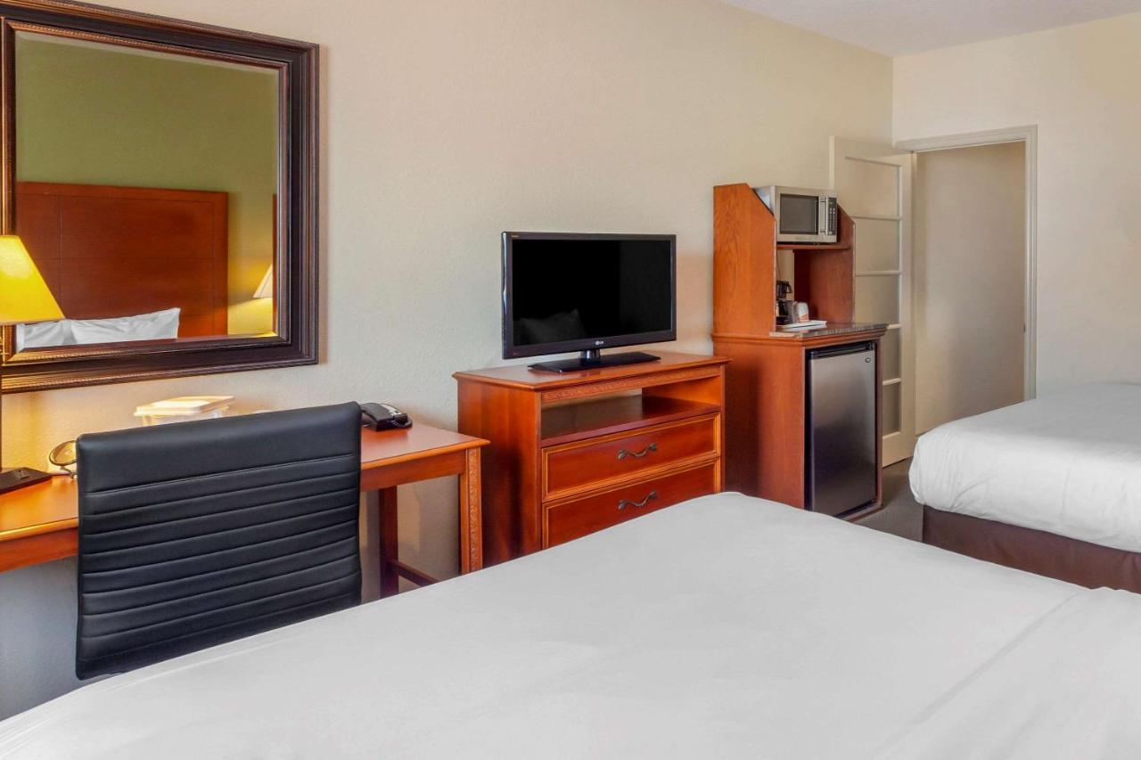 Comfort Inn & Suites Thousand Islands Harbour District Gananoque Bagian luar foto
